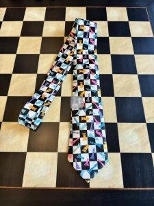 Cravatta scacchistica con pezzi colorati