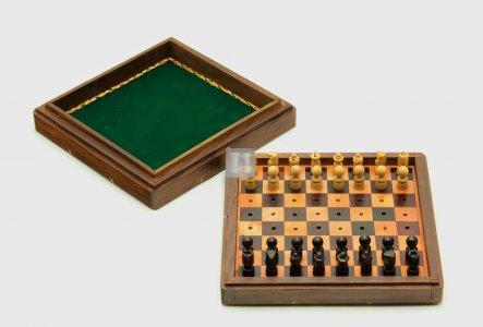 Portable chessboard with interlocking pieces - 636